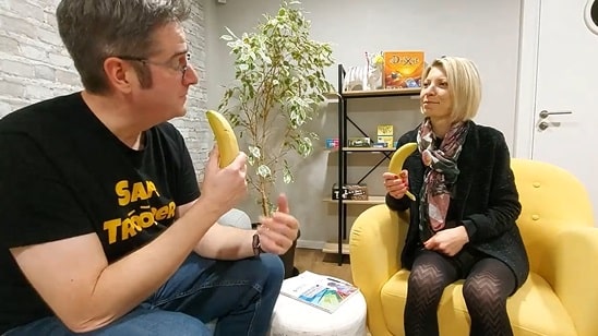 Gautier Chapuis et Johanna Rivière discutant de manière conviviale, chacun tenant une banane, dans le cadre de "L'Interview Banane"